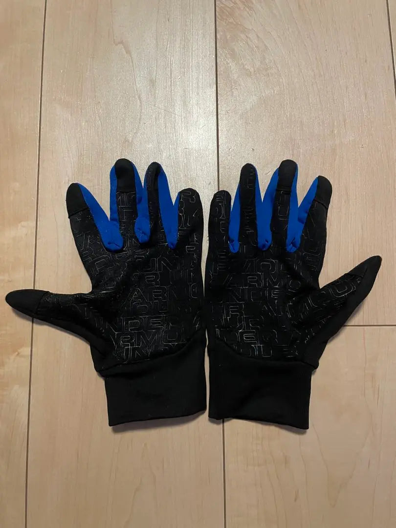 Guantes deportivos Under Armour negros y azules