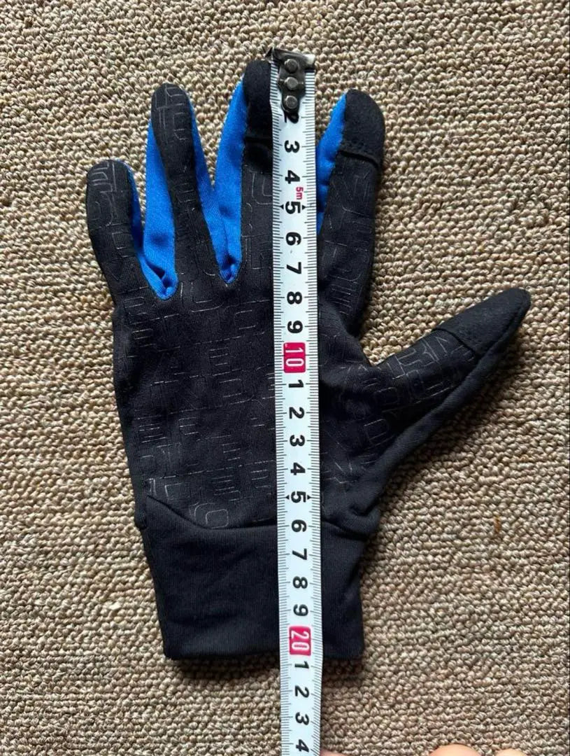 Guantes deportivos Under Armour negros y azules