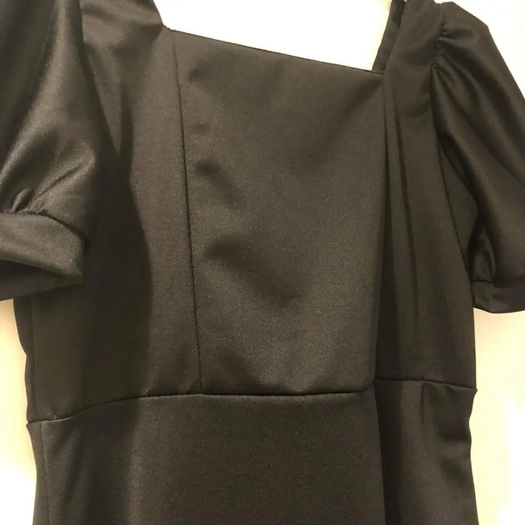 Vestido negro con mangas abullonadas y falda acampanada para adultos