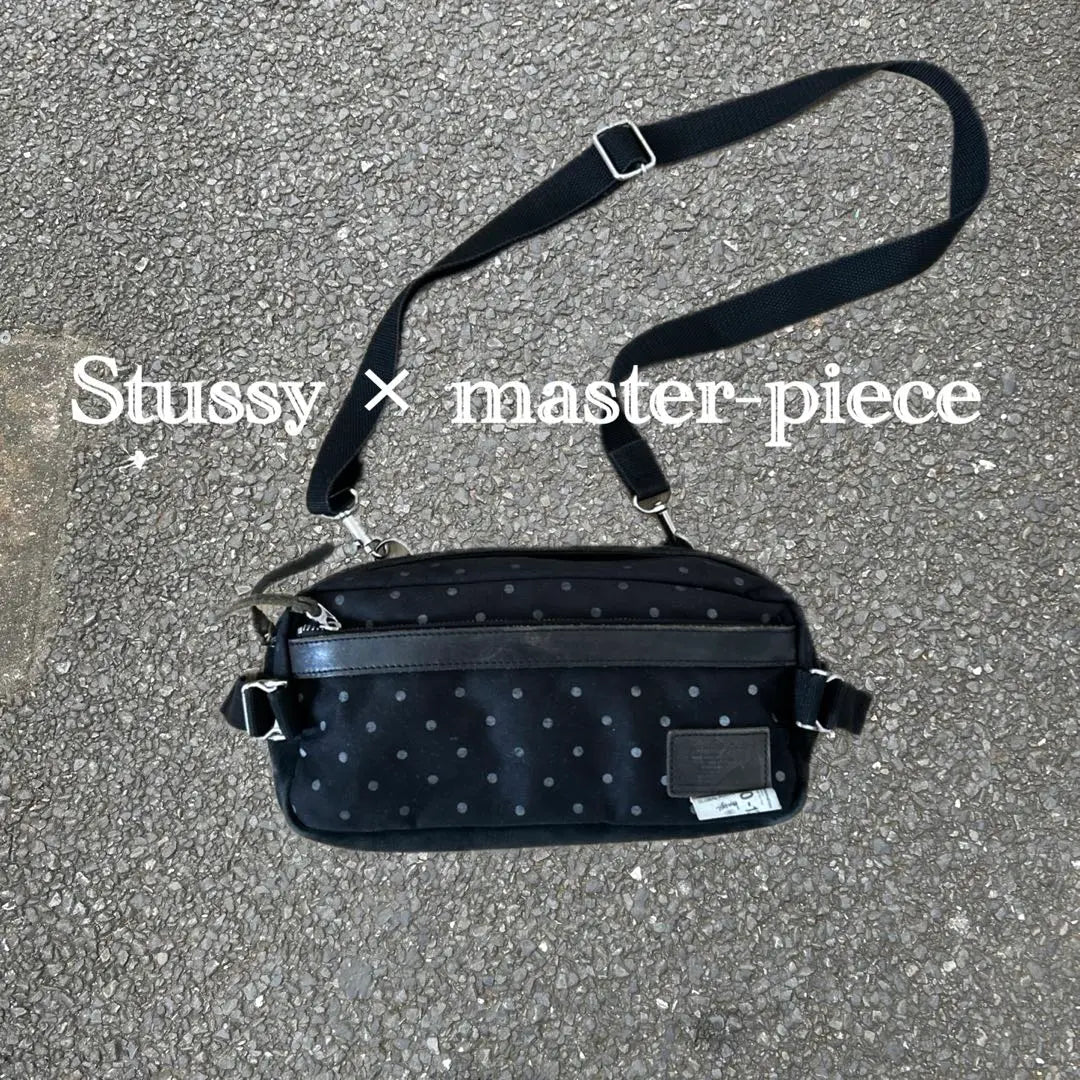 Bolso bandolera tipo sobre con diseño en colaboración entre Stussy y Masterpiece