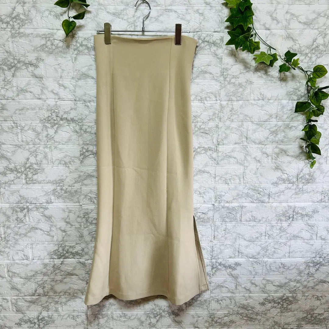 [d48] [Herme] Beige slit long skirt [S]