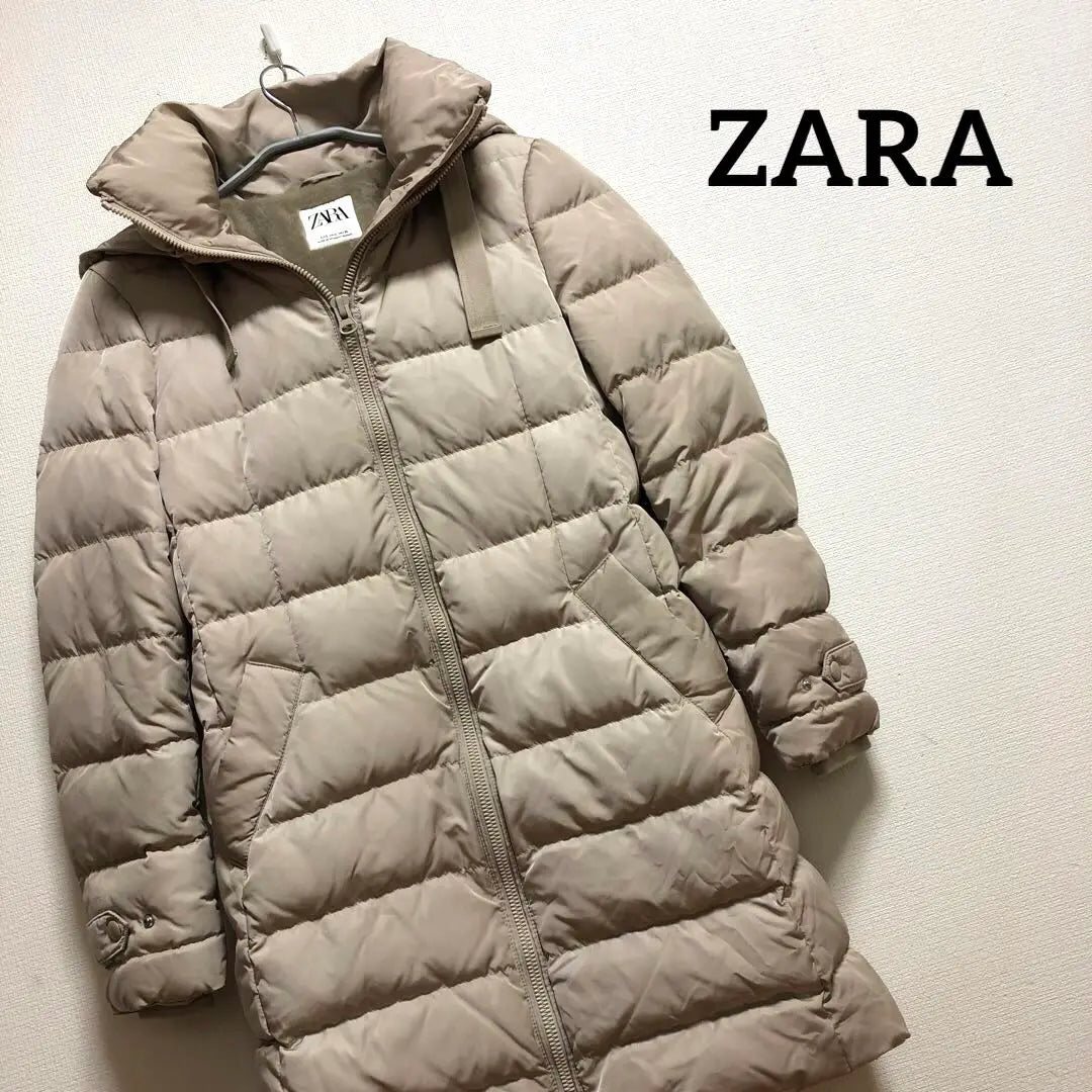 Chaqueta de plumas de manga larga con capucha y doble cremallera de ZARA en color beige