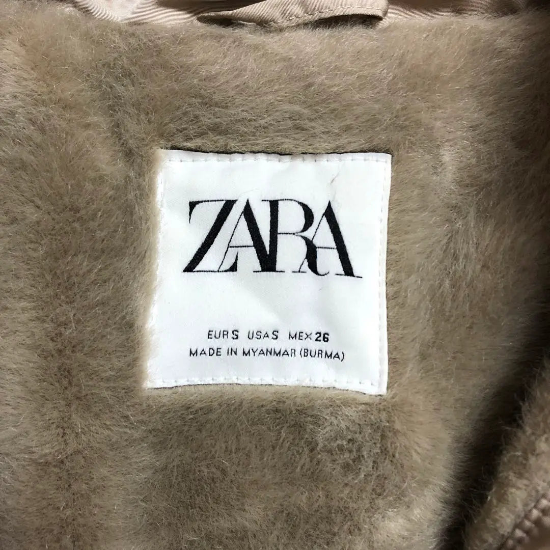 Chaqueta de plumas de manga larga con capucha y doble cremallera de ZARA en color beige