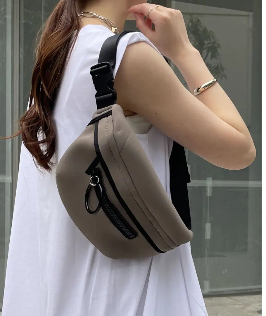 [Extremely beautiful] Papyone WET LINE Body Bag Gray Ladies