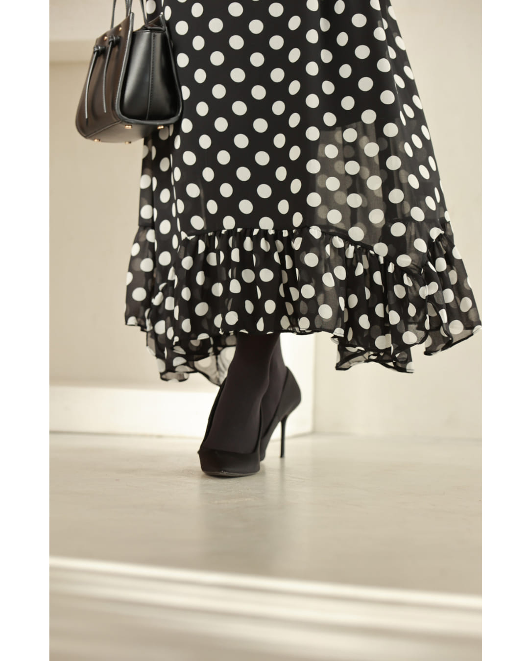 [Restocked ♪ 8pm on 1/14] (S-L compatible) (Black) Dancing random hem ruffled dot medium dress